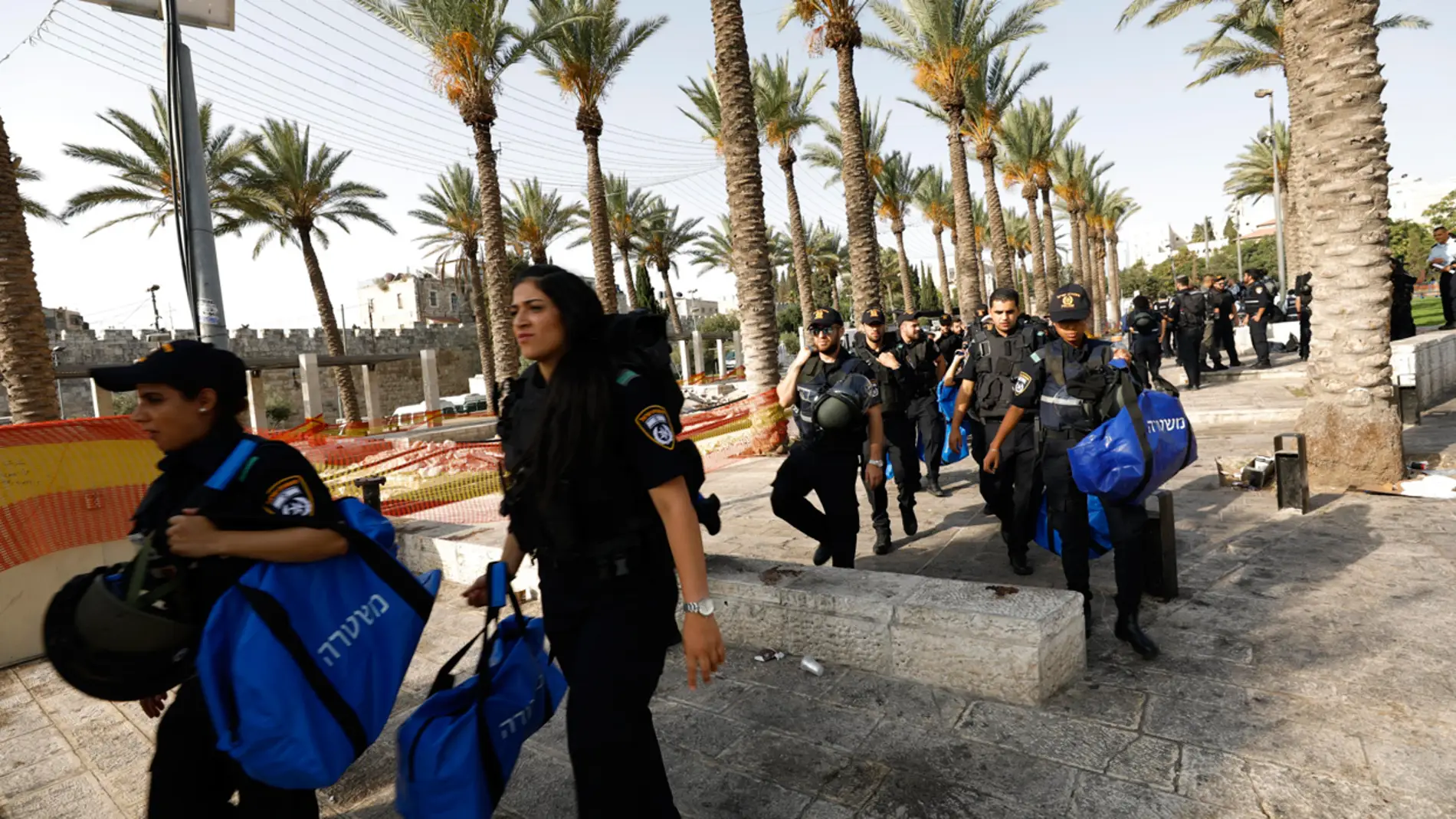 Agentes de policía israelíes patrullan la Ciudad Vieja de Jerusalén en Israel