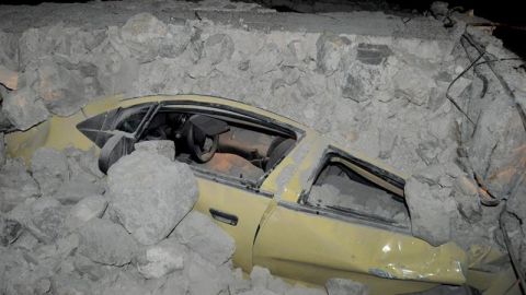 Un coche atrapado por los escombros tras el terremoto en Grecia