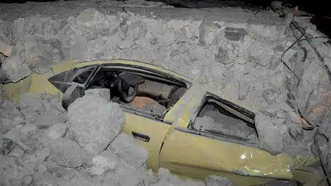 Un coche atrapado por los escombros tras el terremoto en Grecia Un coche atrapado por los escombros tras el terremoto en Grecia