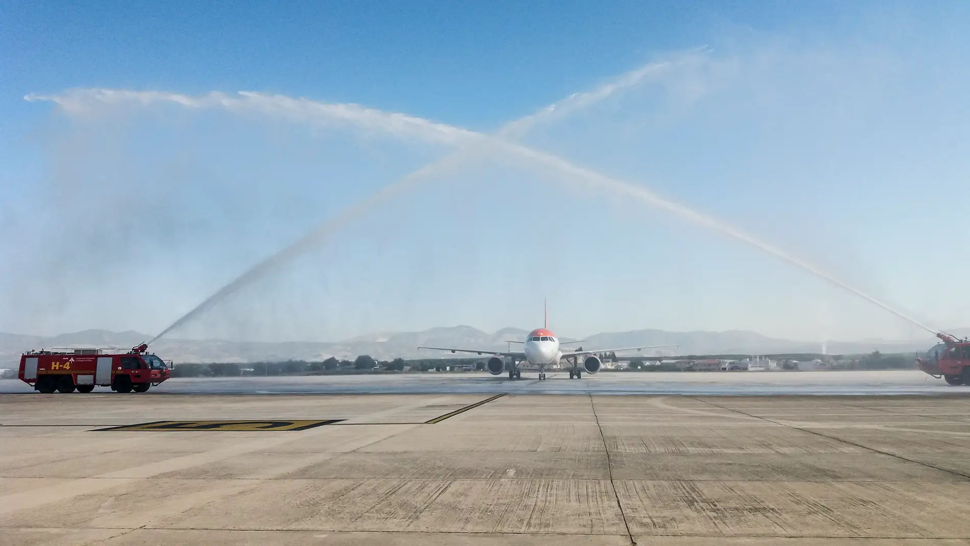 Llegada del primer vuelo procedente de Mánchester al Aeropuerto FGL Granada-Jaén