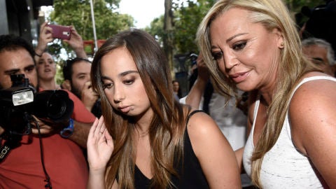 Andrea Janeiro llega con su madre a su fiesta