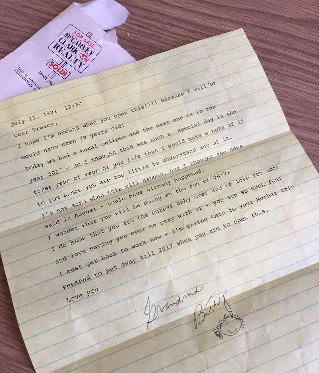 Conmoción en las redes por la carta que una abuela escribió a su nieto hace 26 años y que no podía leer hasta el eclipse total de 2017 Conmoción en las redes por la carta que una abuela escribió a su nieto hace 26 años y que no podía leer hasta el eclipse total de 2017