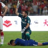 Pedro tirado en el suelo durante el Chelsea-Arsenal