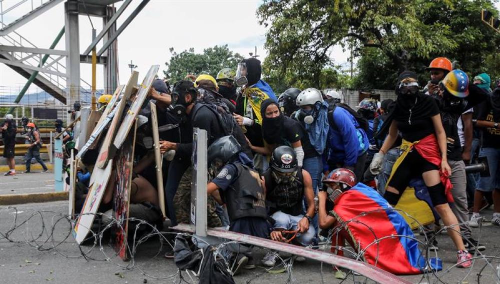Manifestantes opositores se enfrentan a la Guardia Nacional Bolivariana