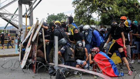 Manifestantes opositores se enfrentan a la Guardia Nacional Bolivariana