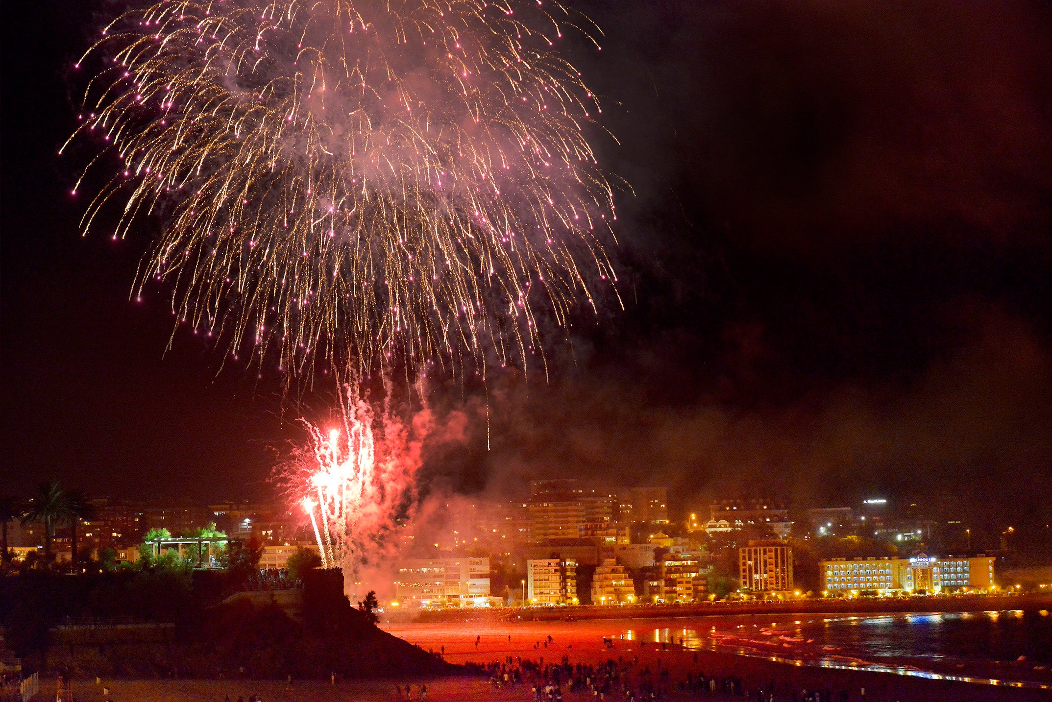 La segunda playa del Sardinero, escenario de los fuegos artificiales de la Semana Grande La segunda playa del Sardinero, escenario de los fuegos artificiales de la Semana Grande
