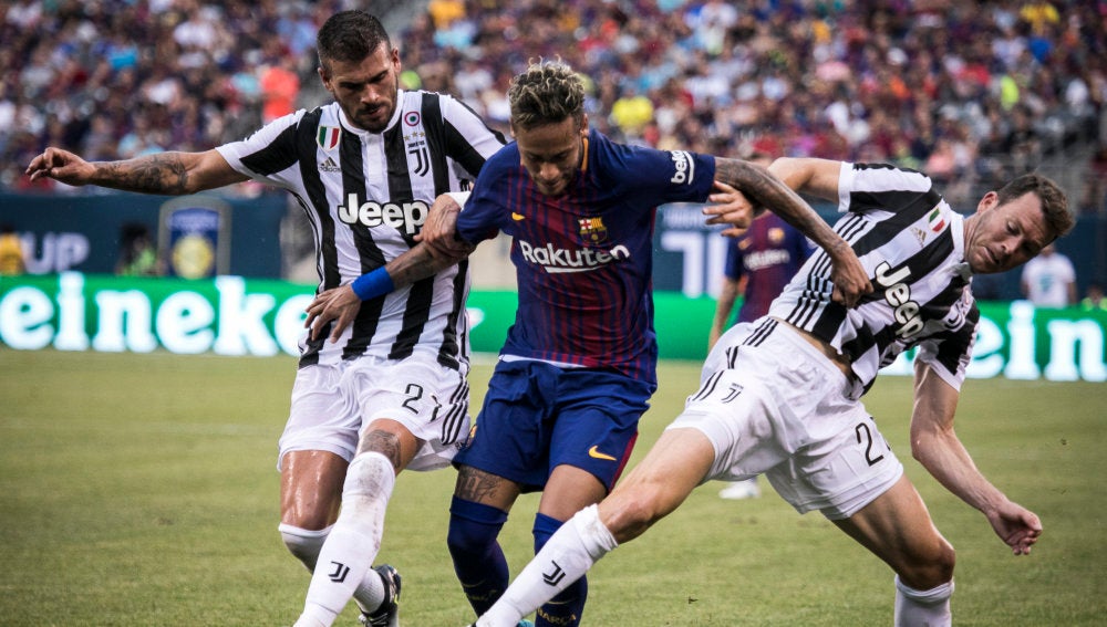 Neymar firma un doblete ante la Juventus