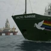 El buque de Greenpeace en las aguas del Ártico