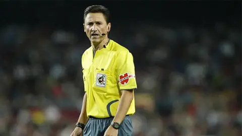 El árbitro español, Daudén Ibáñez. El árbitro español, Daudén Ibáñez.