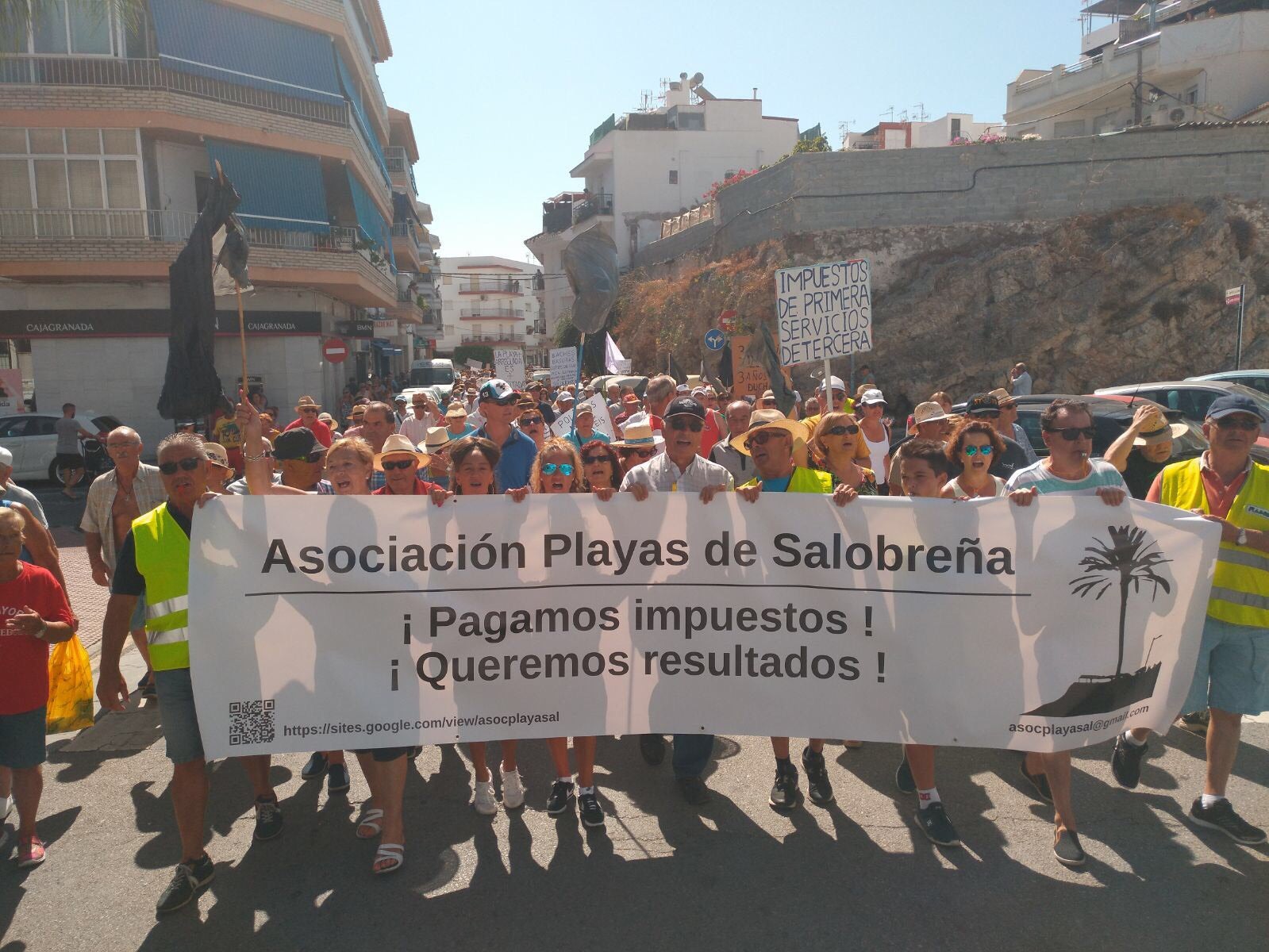 Vecinos de la playa de Salobreña se manifiestan para pedir mejoras Vecinos de la playa de Salobreña se manifiestan para pedir mejoras