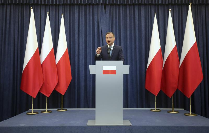 El presidente de Polonia veta la ley de reforma judicial criticada por eliminar la independencia de los jueces El presidente de Polonia veta la ley de reforma judicial criticada por eliminar la independencia de los jueces