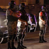 Agentes de las fuerzas de seguridad jordanas frente a un vehículo próximo a la embajada de Israel en Amman.