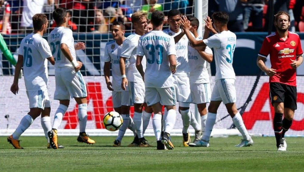 Los jugadores del Real Madrid celebran el gol de Casemiro de penalti.