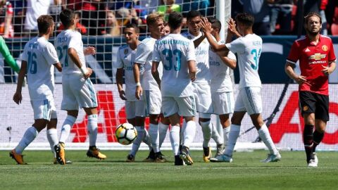 Los jugadores del Real Madrid celebran el gol de Casemiro de penalti.
