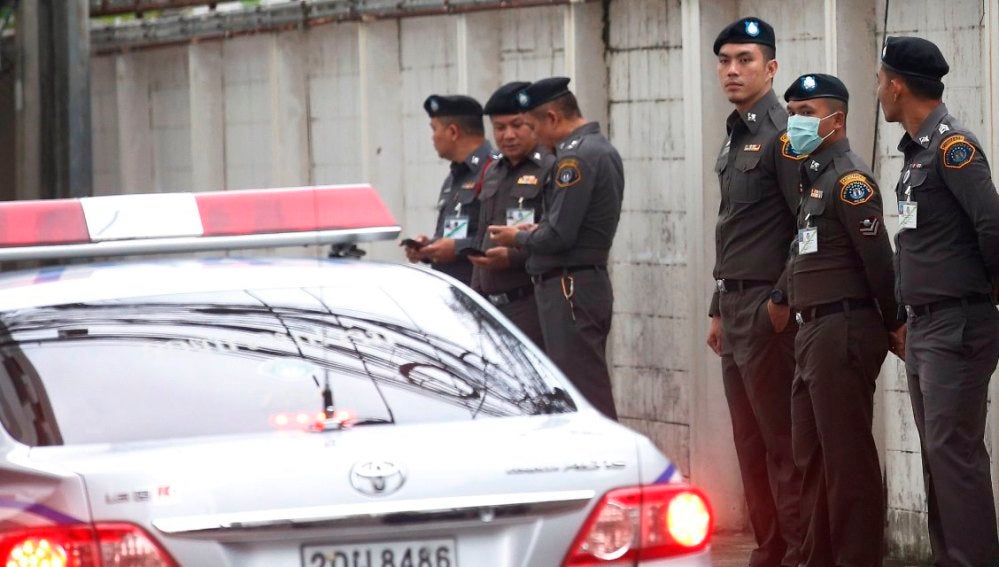 Automóvil y unidades de la policía tailandesa