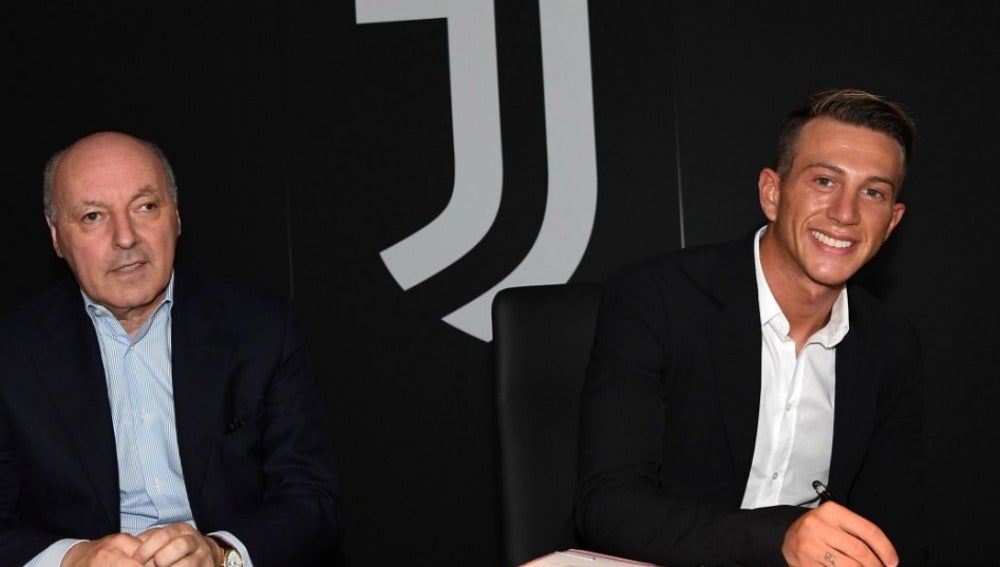 Federico Benardeschi firma su contrato con la Juventus. 