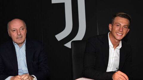 Federico Benardeschi firma su contrato con la Juventus. 