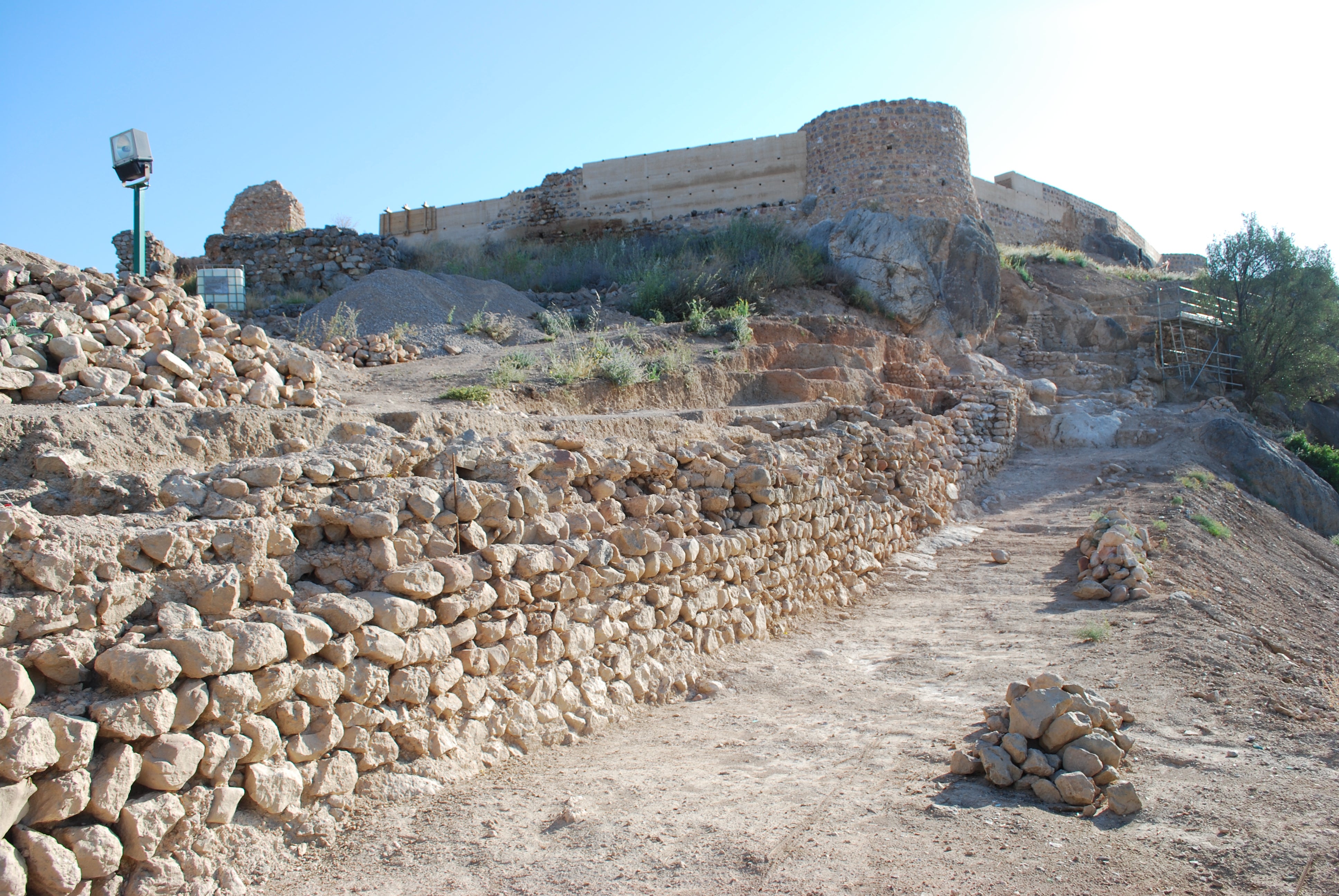 Los trabajos de restauración del Castell Vell descubren importantes restos de estancias en la albacara del recinto Los trabajos de restauración del Castell Vell descubren importantes restos de estancias en la albacara del recinto