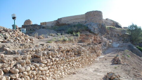 Gracias a los trabajos de restauraci&oacute;n del Castell Vell se han encontrado restos de estancias en la albacara.