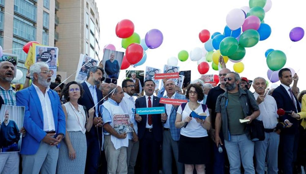 Concentración delante del Palacio de Justicia de Estambul (Turquía) por el juicio contra los 17 trabajadores del diario opositor Cumhuriyet
