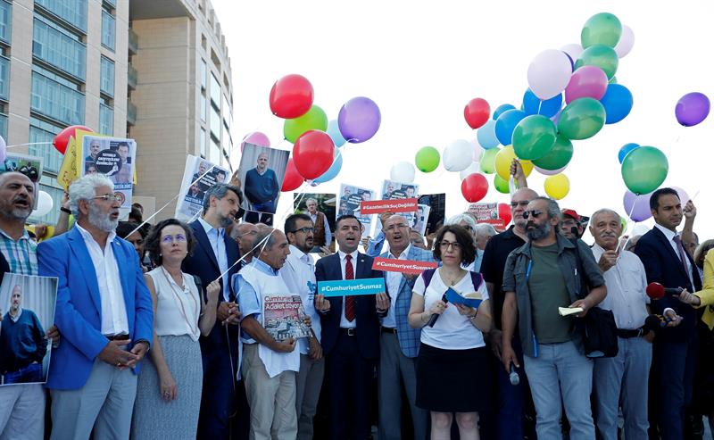 Turquía juzga a 17 trabajadores del diario opositor Cumhuriyet Turquía juzga a 17 trabajadores del diario opositor Cumhuriyet