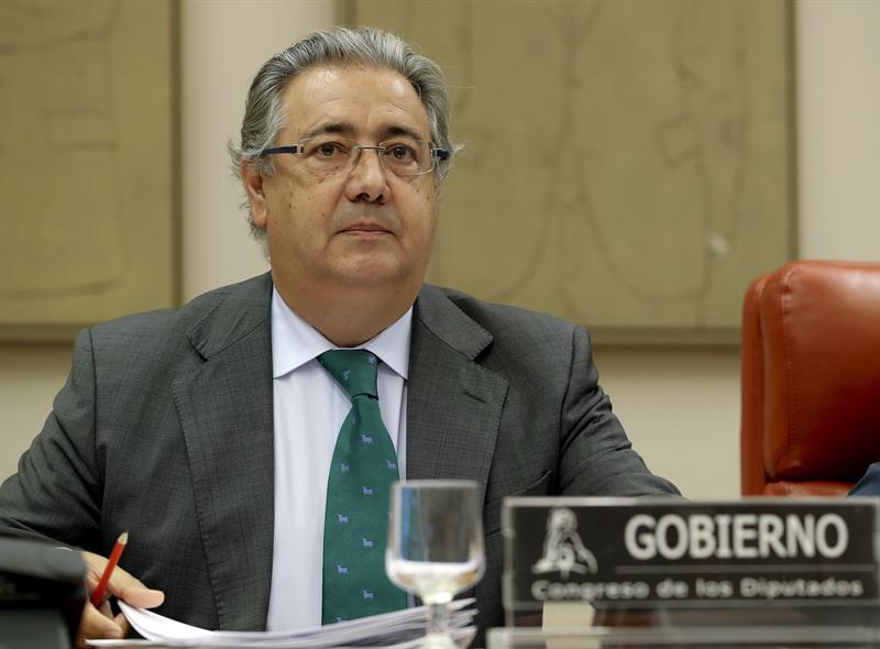 Zoido cree que los Mossos d'Esquadra cumplirán con la ley y los tribunales Zoido cree que los Mossos d'Esquadra cumplirán con la ley y los tribunales