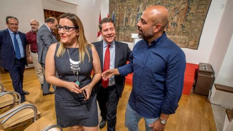 El presidente de Castilla-La Mancha, Emiliano Garc&iacute;a-Page (c), el secretario general de Podemos en la regi&oacute;n, Jos&eacute; Garc&iacute;a Molina, y la secretaria regional de Organizaci&oacute;n, Mar&iacute;a D&iacute;az