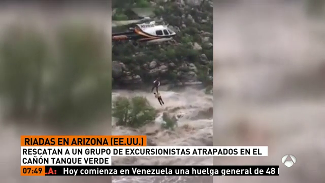 Rescatan en helicóptero a 17 excursionistas atrapados por la riada en Arizona Rescatan en helicóptero a 17 excursionistas atrapados por la riada en Arizona