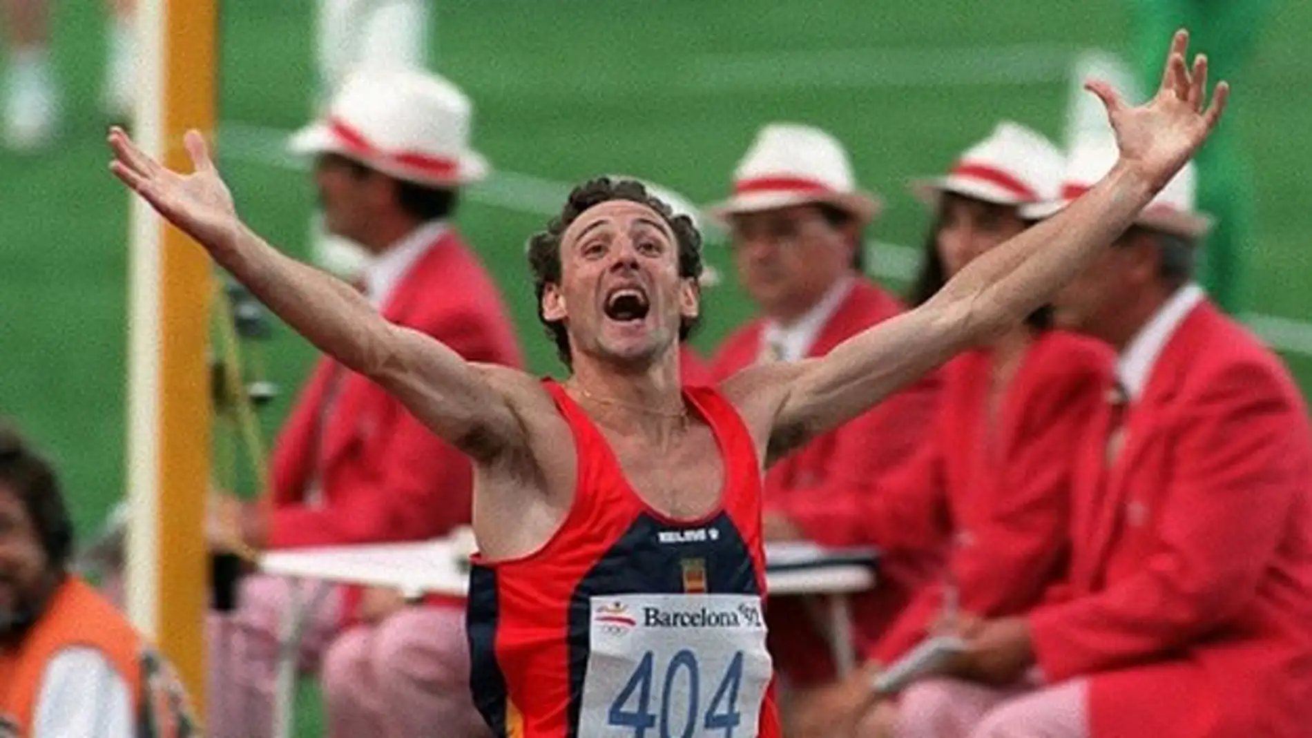 Fermín Cacho, tras ganar la medalla de oro en los Juegos de Barcelona 92