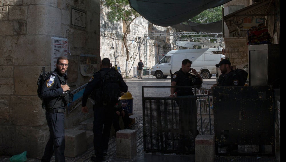 Policías israelíes delante de los detectores de metales en la Explanada de las Mezquitas