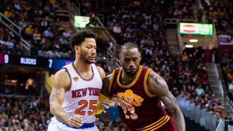 Derrick Rose defiende a LeBron James