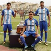 Los jugadores del Málaga Recio, Torres y Rosales, con el trofeo Costa del Sol