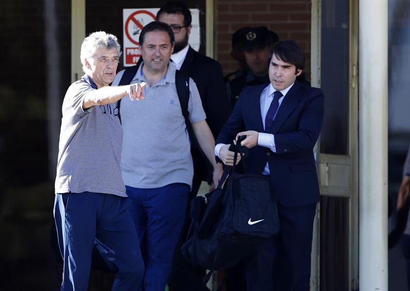 Ángel María Villar y su hijo Gorka aparecen como integrantes del Congreso del Derecho del Fútbol Ángel María Villar y su hijo Gorka aparecen como integrantes del Congreso del Derecho del Fútbol