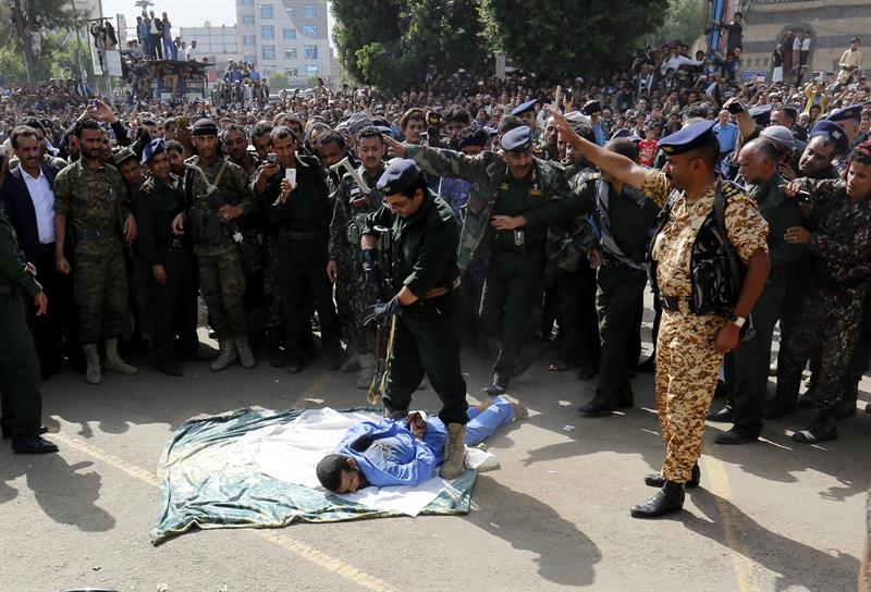 Ejecutado ante cientos de personas un hombre acusado de violar y asesinar a una niña en Yemen Ejecutado ante cientos de personas un hombre acusado de violar y asesinar a una niña en Yemen