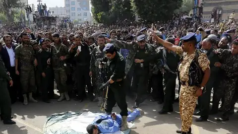 Ejecutado en Yemen ante cientos de personas un hombre por violar y asesinar a una niña Ejecutado en Yemen ante cientos de personas un hombre por violar y asesinar a una niña