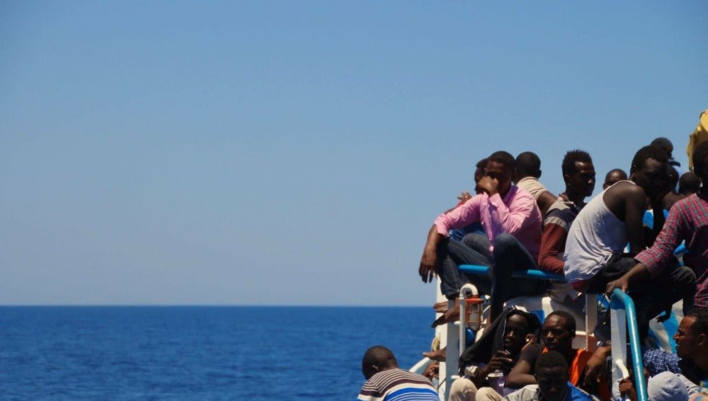 Inmigrantes hacinados en la embarcación de rescate