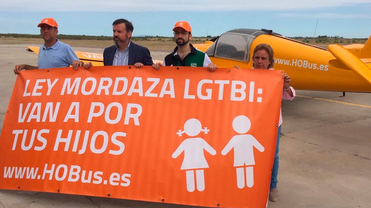 Una avioneta de HazteOír sobrevolará la costa española en agosto con el lema 'Ley Mordaza LGTBI: Van a por tus hijos' Una avioneta de HazteOír sobrevolará la costa española en agosto con el lema 'Ley Mordaza LGTBI: Van a por tus hijos'
