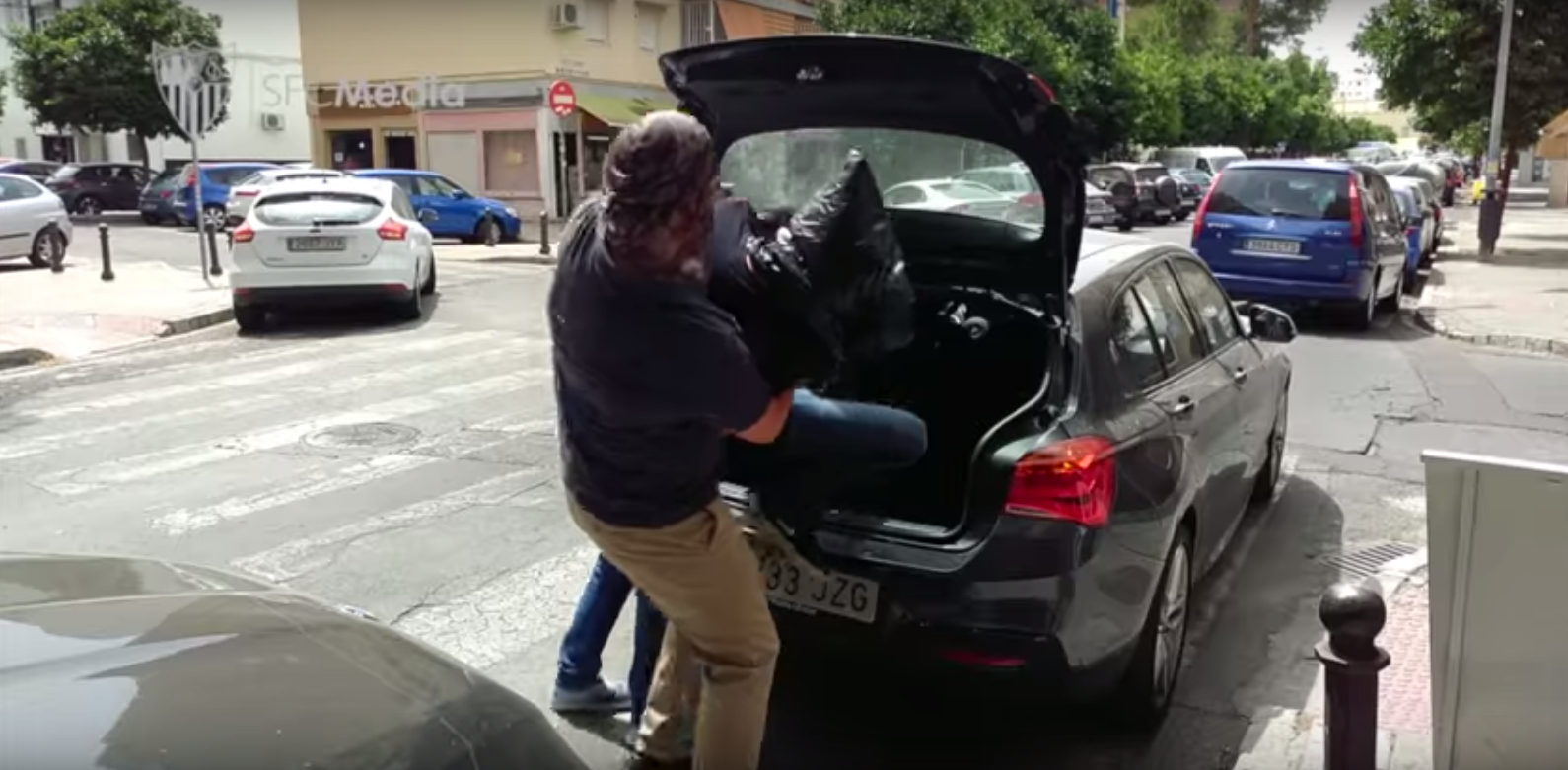 El Sevilla 'secuestra' a Jesús Navas: así hace oficial su fichaje el club hispalense El Sevilla 'secuestra' a Jesús Navas: así hace oficial su fichaje el club hispalense