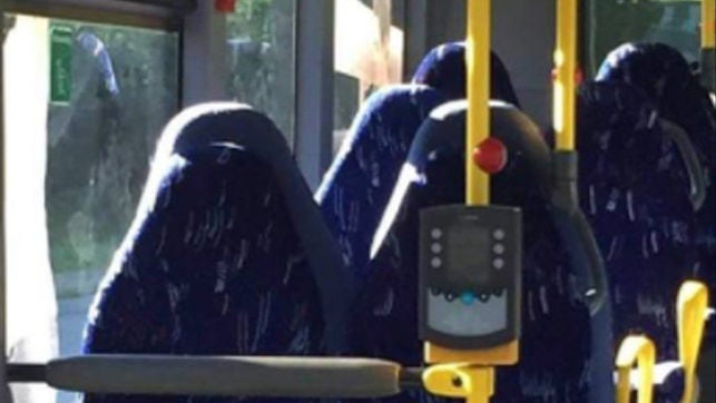 Un grupo racista noruego confunde asientos de autobús con mujeres con burka Un grupo racista noruego confunde asientos de autobús con mujeres con burka