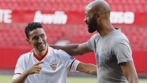 Jes&uacute;s Navas posa con Kanout&eacute; en el S&aacute;nchez Pizju&aacute;n.