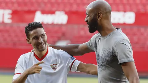Jesús Navas posa con Kanouté en el Sánchez Pizjuán. Jesús Navas posa con Kanouté en el Sánchez Pizjuán.