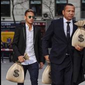 Neymar y su padre, cargados de dinero