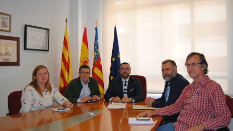 Foto del primer edil, Jos&eacute; Benlloch, reunit amb el distints col.laboradors per al projecte de les Micorizes