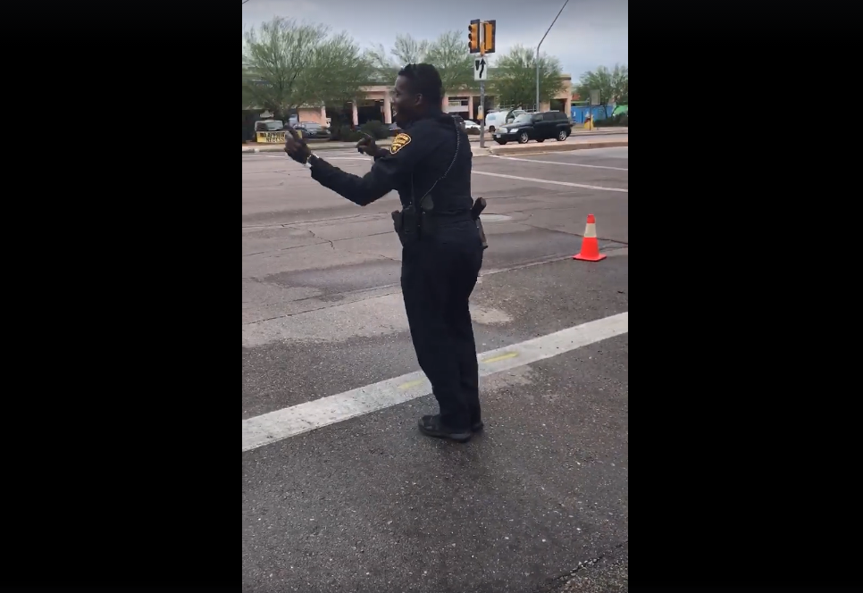 Un policía de Tucson dirige el tráfico bailando y se vuelve viral Un policía de Tucson dirige el tráfico bailando y se vuelve viral