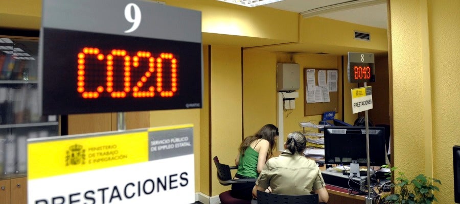 Dos personas son atendidas en una oficina de desempleo Dos personas son atendidas en una oficina de desempleo