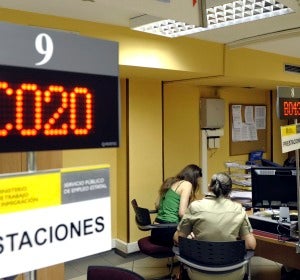 Dos personas son atendidas en una oficina de desempleo. Dos personas son atendidas en una oficina de desempleo.