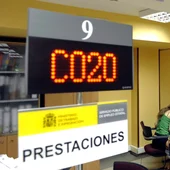 Dos personas son atendidas en una oficina de desempleo Dos personas son atendidas en una oficina de desempleo