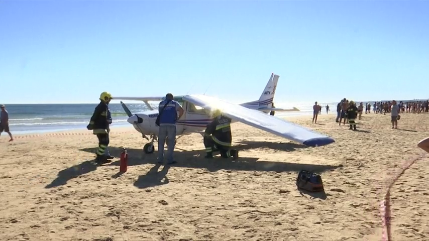 Mueren una niña de 8 años y un hombre de 30 golpeados por una avioneta en una playa cercana a Lisboa Mueren una niña de 8 años y un hombre de 30 golpeados por una avioneta en una playa cercana a Lisboa