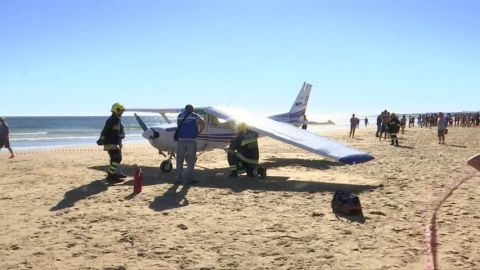 Mueren una ni&ntilde;a de 8 a&ntilde;os y un hombre de 30, golpeados por una avioneta en una playa cercana a Lisboa.