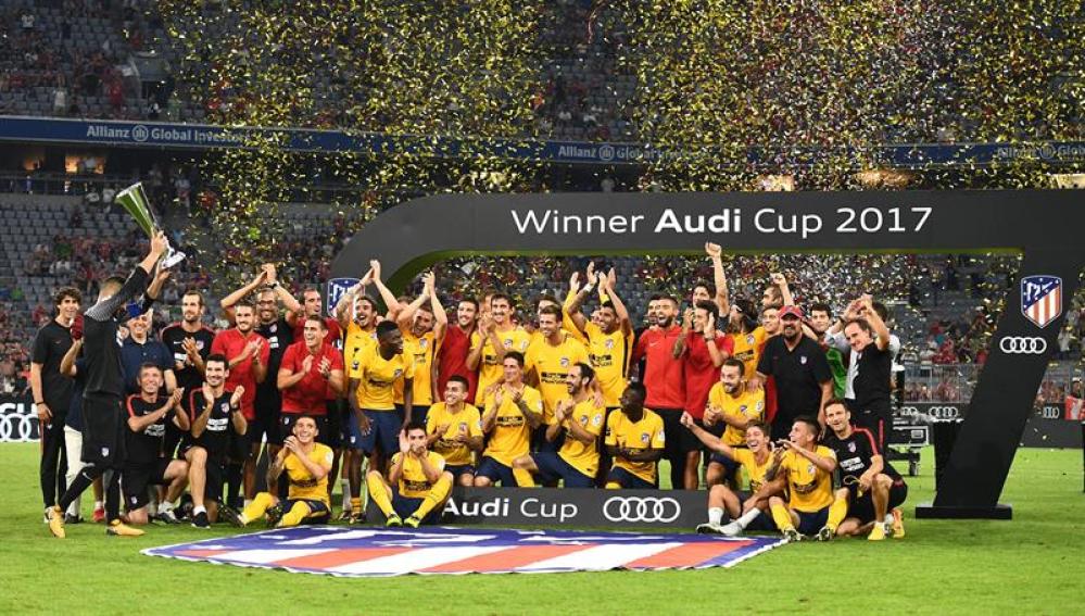 Moyá levanta la Audi Cup en el Allianz Arena.